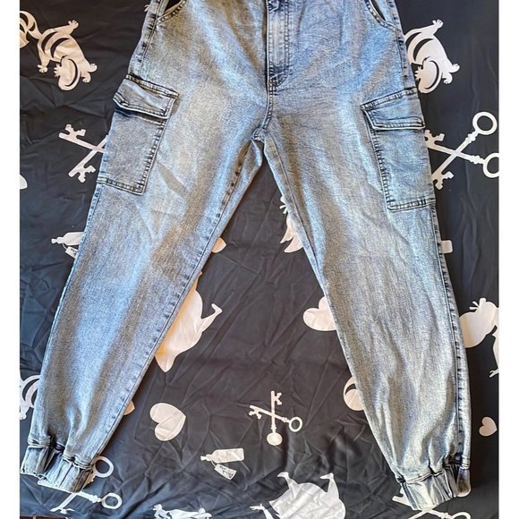 Juniors’ Almost Famous Cargo Jeans Size Medium - Picture 2 of 6